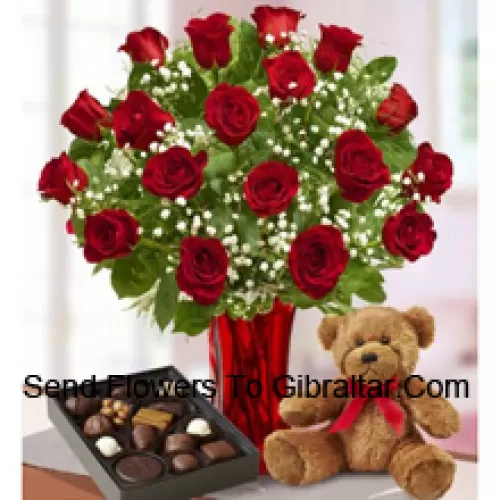 25 Rosas Vermelhas com Algumas Samambaias em um Vaso de Vidro, um Lindo Urso de Pelúcia Marrom e uma Caixa de Chocolates Importados