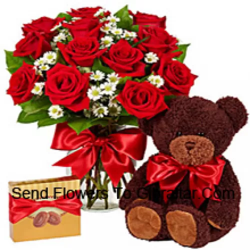 11 Rosas Rojas con Algunos Helechos en un Jarrón de Vidrio, un Lindo Oso de Peluche de 14 Pulgadas de Altura y una Caja de Chocolates Importados