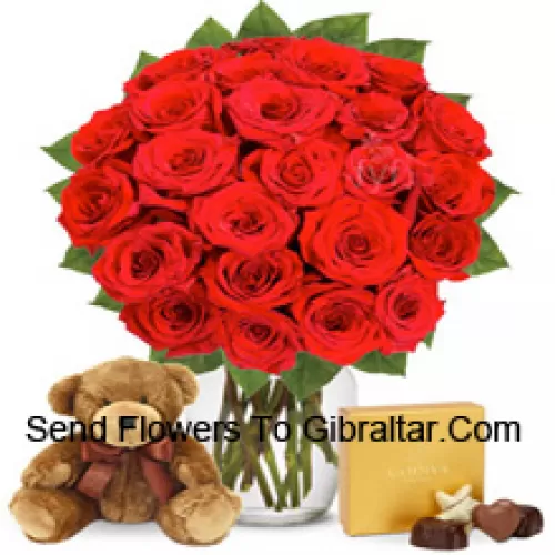 25 Rosas Vermelhas com Algumas Samambaias em um Vaso de Vidro Acompanhadas por uma Caixa de Chocolates Importados