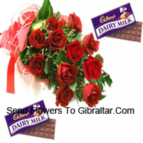 Mazzo di 11 rose rosse con riempitivi stagionali insieme a cioccolatini assortiti Cadbury