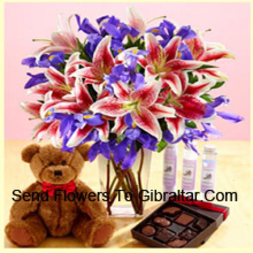 Lilien und verschiedene Blumen mit Teddy und Schokolade