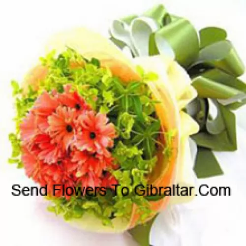 Un magnifique bouquet de 19 gerberas orange avec des remplissages saisonniers