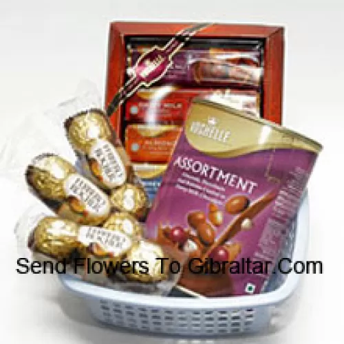 3 piccoli pacchi da 3 pezzi di Ferrero Rocher accompagnati da due scatole di cioccolato Vochelle importato (questo prodotto deve essere accompagnato dai fiori. Notare anche che sostituiremo Vochelle con altri cioccolatini di valore equivalente in caso di non disponibilità)