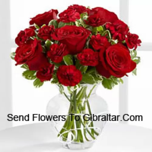 9 Roses Rouges Et 8 Oeillets Rouges Dans Un Vase en Verre