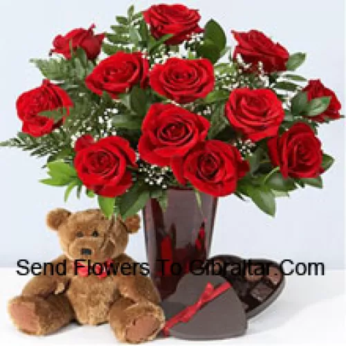 11 Rosas Rojas con Algunos Helechos en un Florero, Lindo Oso de Peluche Marrón de 10 Pulgadas y una Caja de Chocolate en Forma de Corazón.