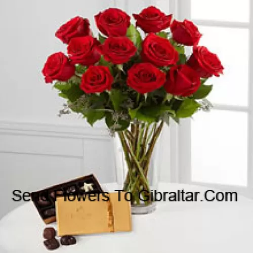 11 Roses Rouges avec des Fougères dans un Vase et une Boîte de Chocolats Godiva (Nous nous réservons le droit de substituer les chocolats Godiva par des chocolats de valeur égale en cas de non disponibilité. Stock limité)