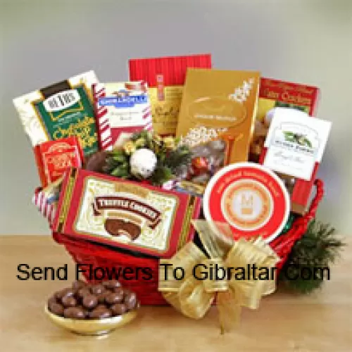 Jeder auf Ihrer Geschenkliste wird in diesem Jahr unseren Gourmet-Sampler-Geschenkkorb zu schätzen wissen, ob es sich um Familie, Freunde oder Geschäftspartner handelt, die Sie zufriedenstellen müssen. Unser hübscher roter ovaler Korb ist mit einer großen Schleife und festlichem Grün geschmückt, um eine tolle Präsentation zu bieten. Im Inneren gibt es viele Gründe zum Lächeln, während sie die herzhafte und süße Auswahl probieren: Crackers, Käse, Cashew Roca, Trüffelkekse, Mokka-Mandeln, Schokoladenkekse, Lindt-Trüffel, Ghirardelli-Mandel-Schokoladenriegel und englische Teekekse. (Bitte beachten Sie, dass wir uns das Recht vorbehalten, jedes Produkt durch ein geeignetes Produkt von gleichem Wert zu ersetzen, falls ein bestimmtes Produkt nicht verfügbar ist)